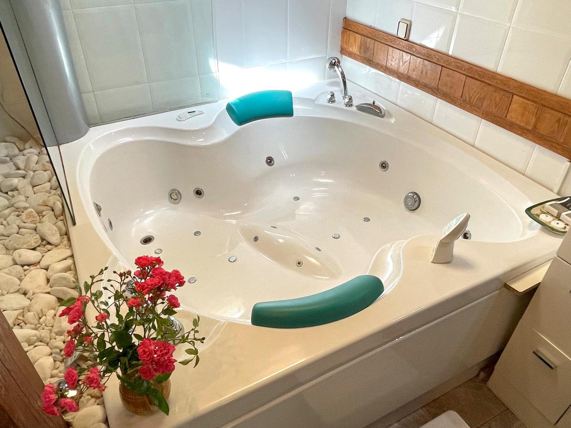 Hotel Peruskenea Jaunsaras Bagian luar foto