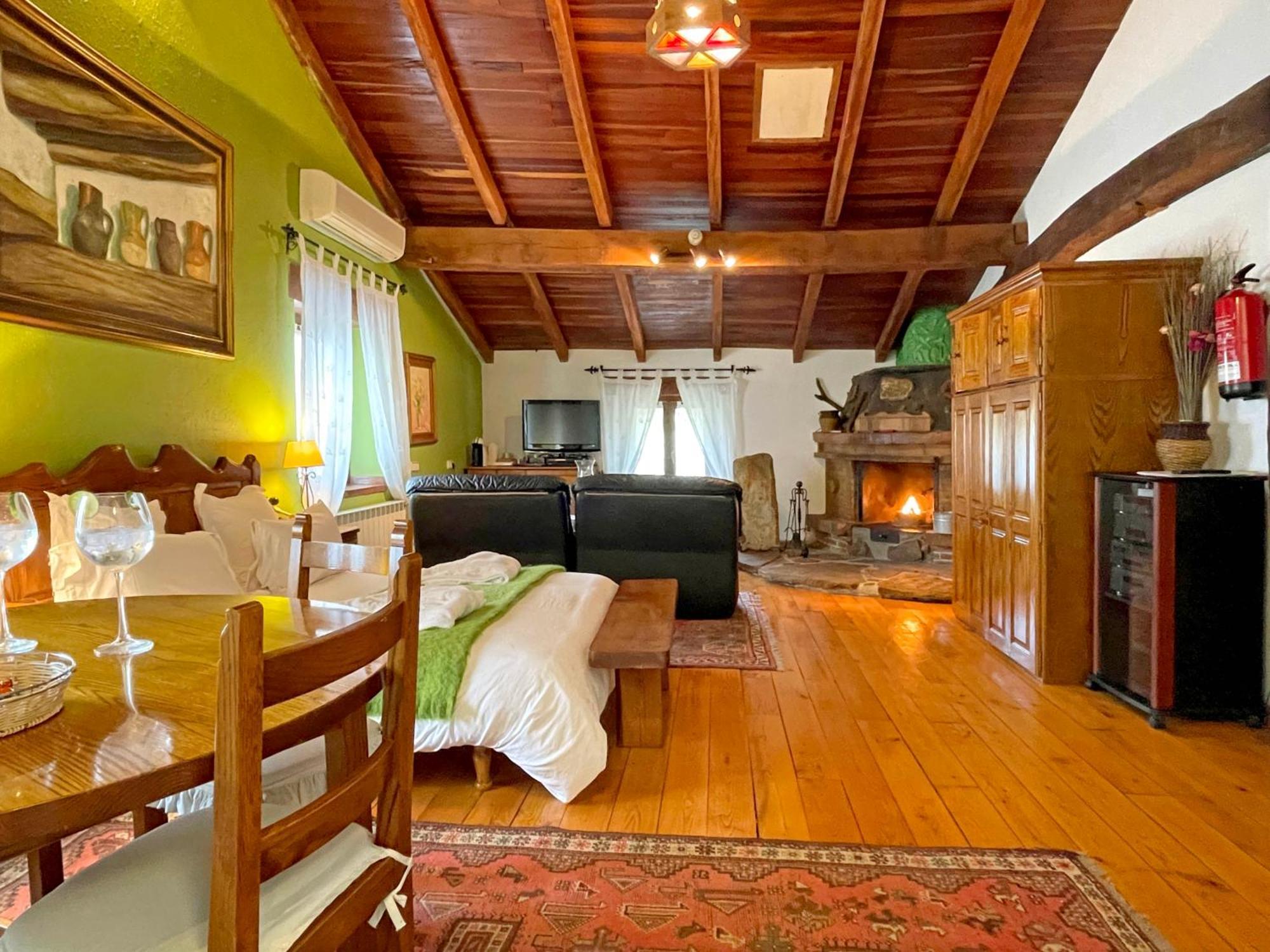 Hotel Peruskenea Jaunsaras Bagian luar foto
