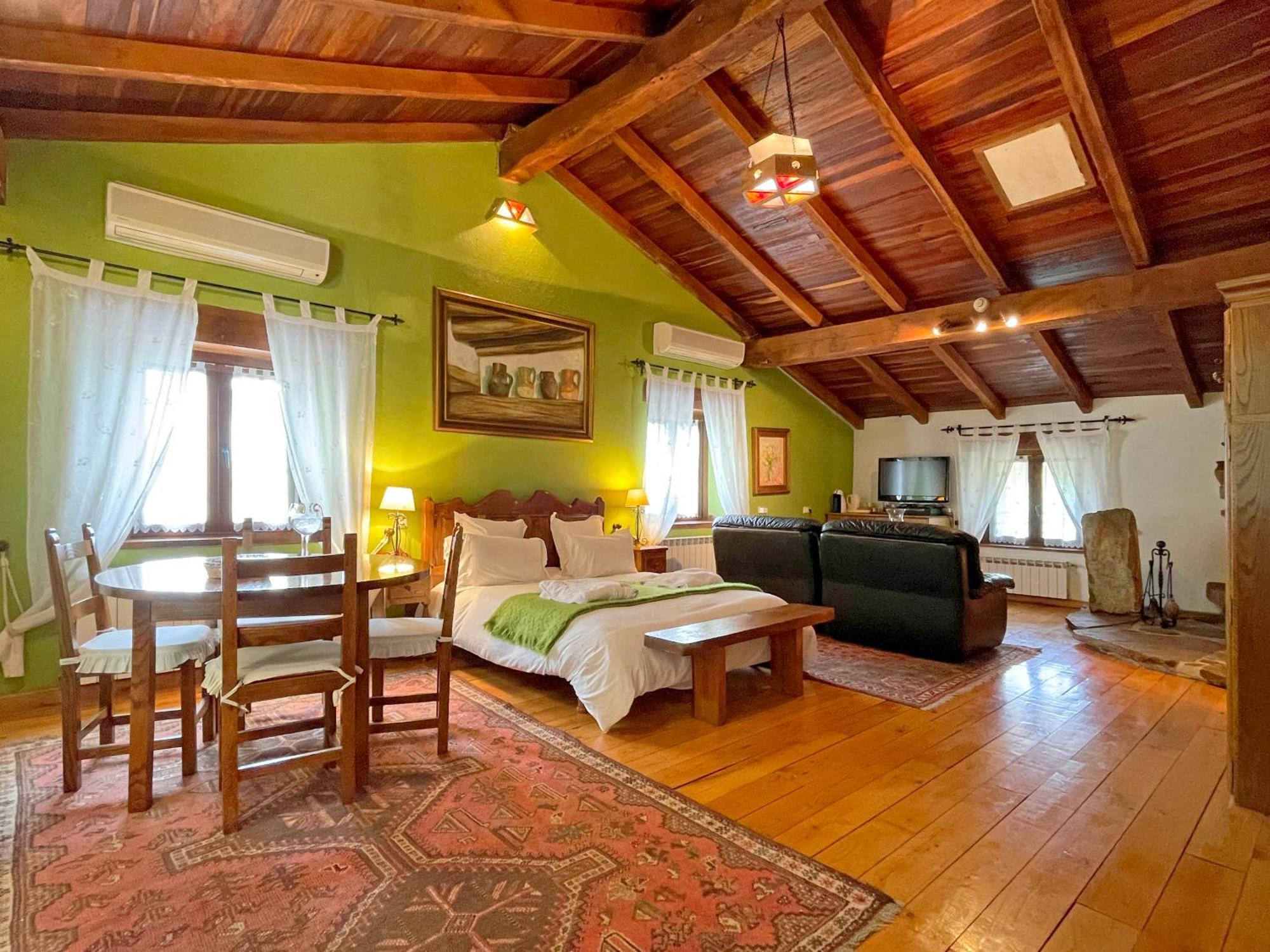 Hotel Peruskenea Jaunsaras Bagian luar foto